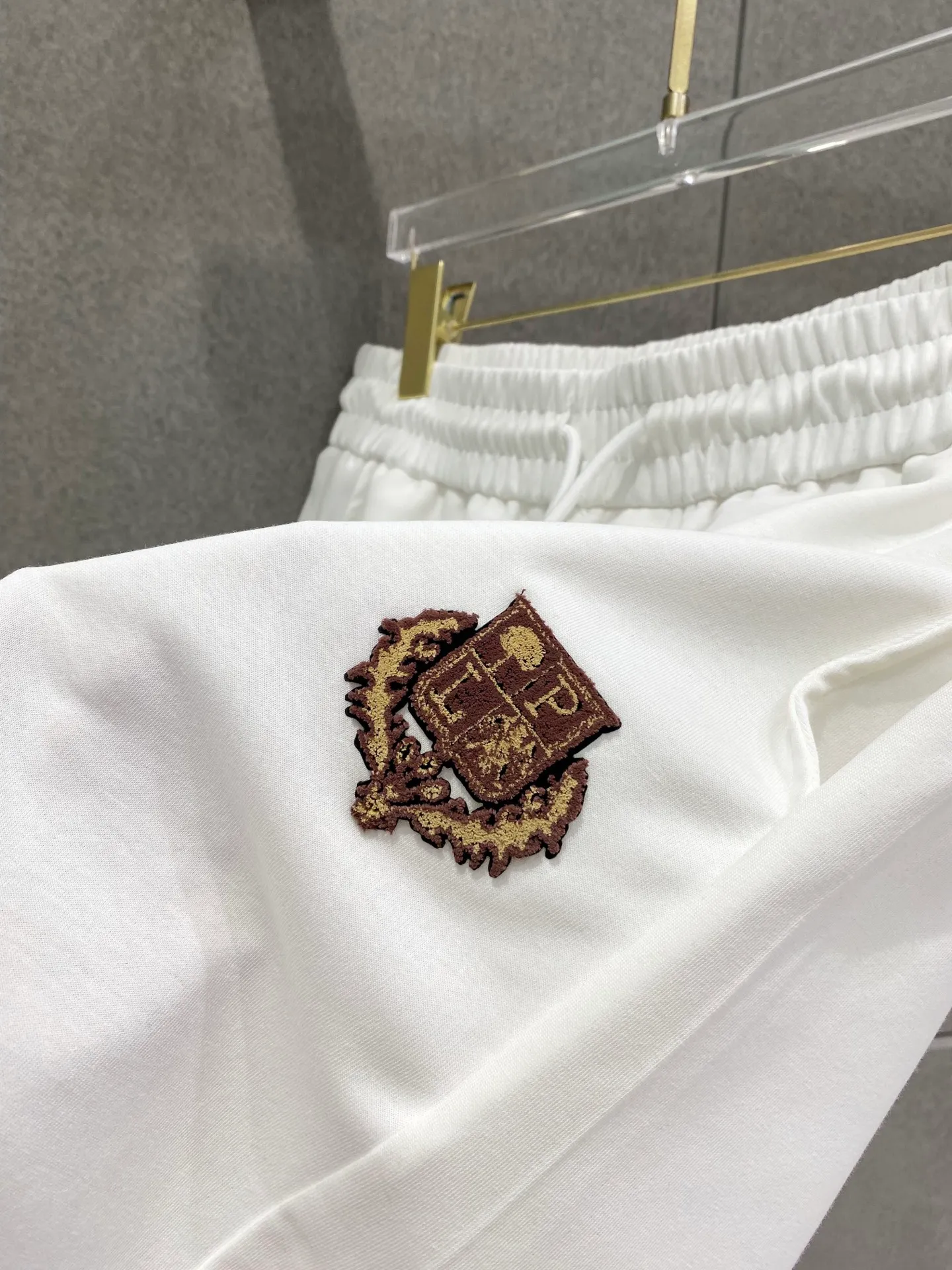 Loro Piana Lss spring and summer New Arrival casual short-sleeved shorts suit, Premium version! The custom-made fabric Breathable in the counter has high comfort, impeccable details, and brand element design concept, reflecting high quality. It feels delicate and soft! It presents a casual cut and the upper body shape is great! Sizes:M-3XL